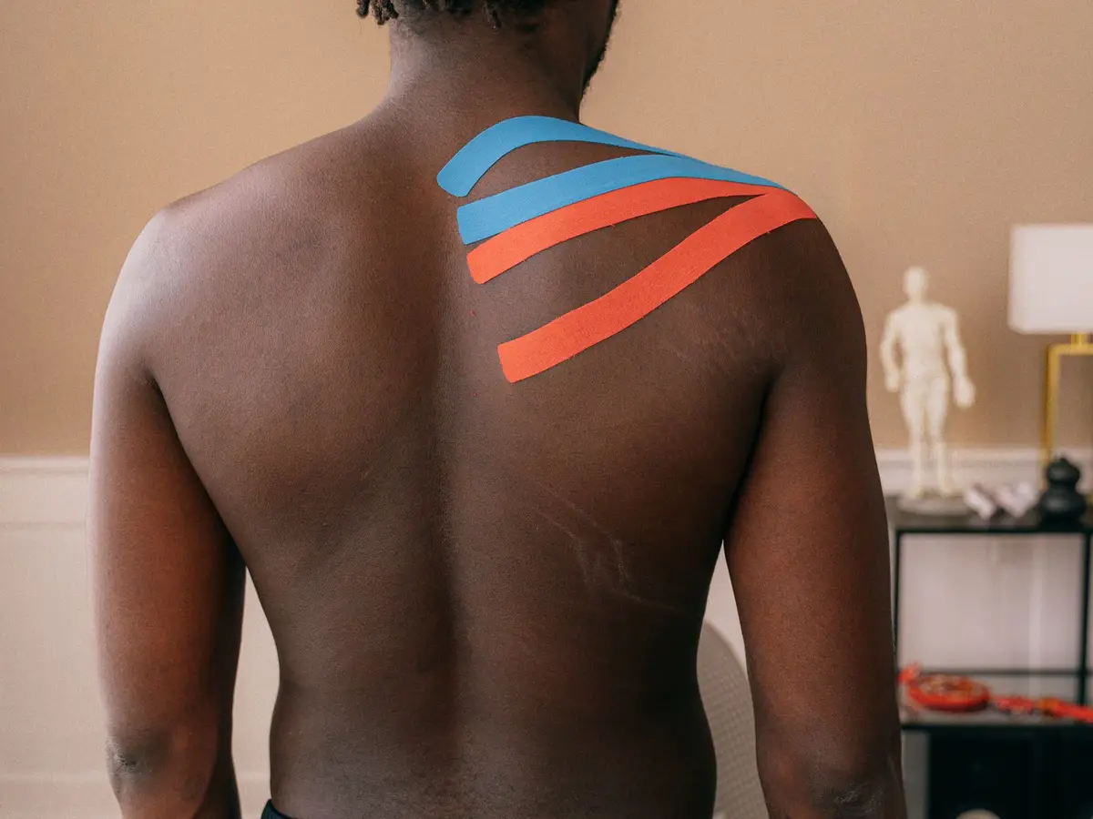 Espalda de un deportista con kinesiotape aplicado